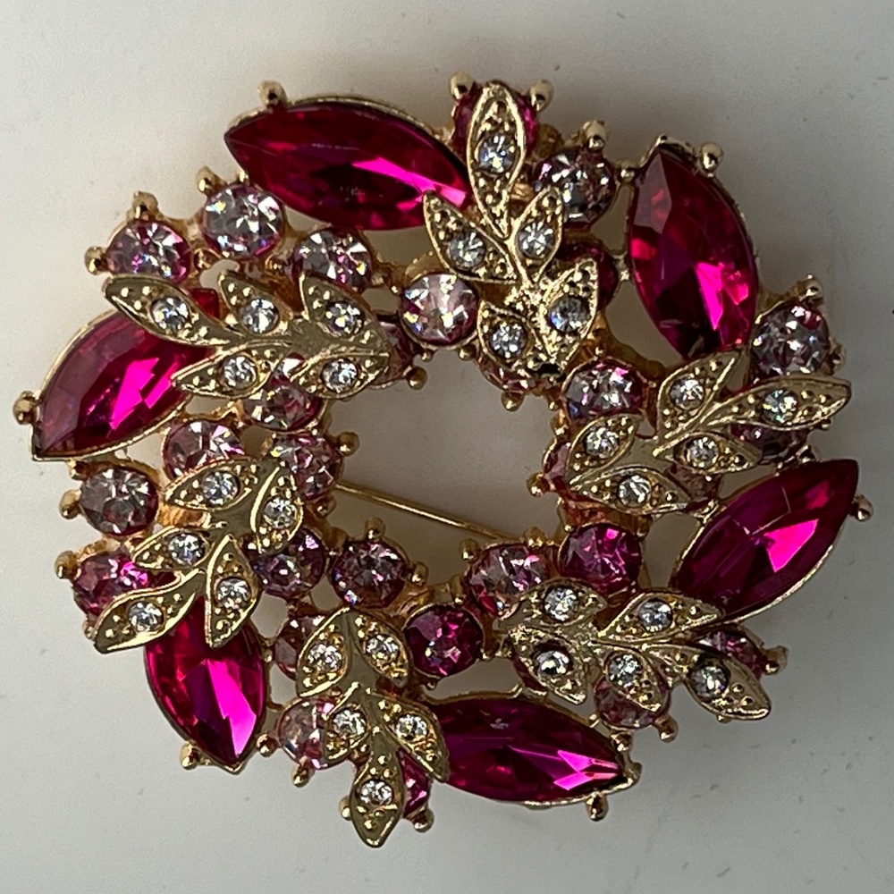BETSEY JOHNSON’S Wreath Pendant / Necklace w/chain/Fushia gems